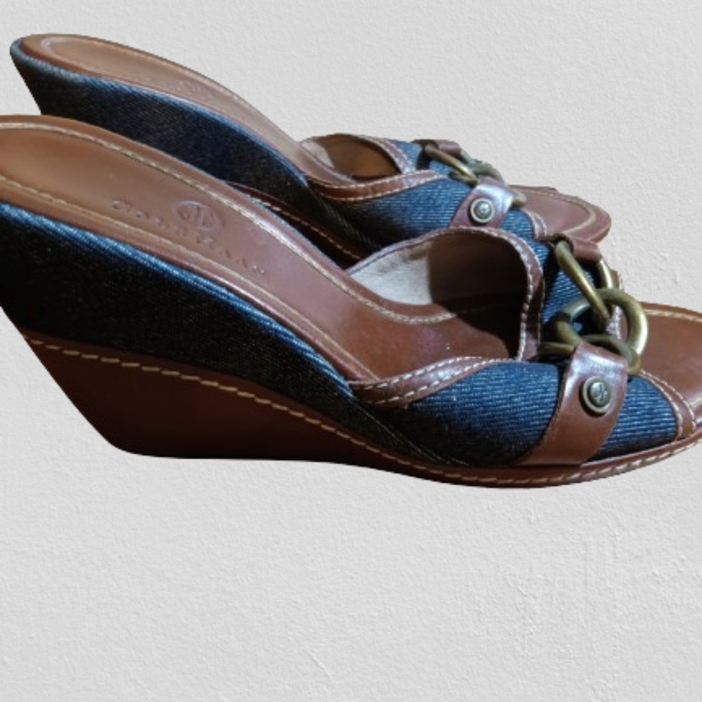 COLE HAAN OPEN-TOED CASUAL SANDAL WITH DENIM AND HARDWARE INSPIRED CHAIN ACCENT.